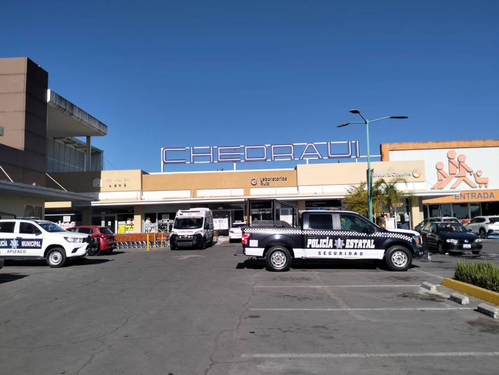 TRAGEDIA EN APIZACO: MUERE MUJER TRAS CAER EN PlAZA&nbsp;APIZACO