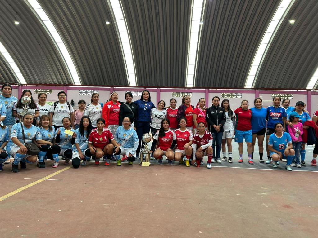 ALINE LAZO PREMIA A LAS CAMPEONAS DEL CUADRANGULAR FEMENIL&nbsp;ZÄNÄ