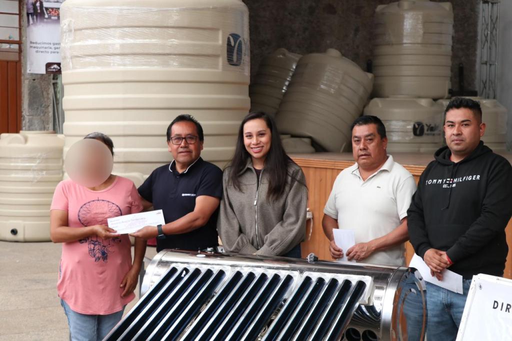 ALINE LAZO ENTREGA CALENTADORES SOLARES PARA MEJORAR VIVIENDAS EN IXTENCO